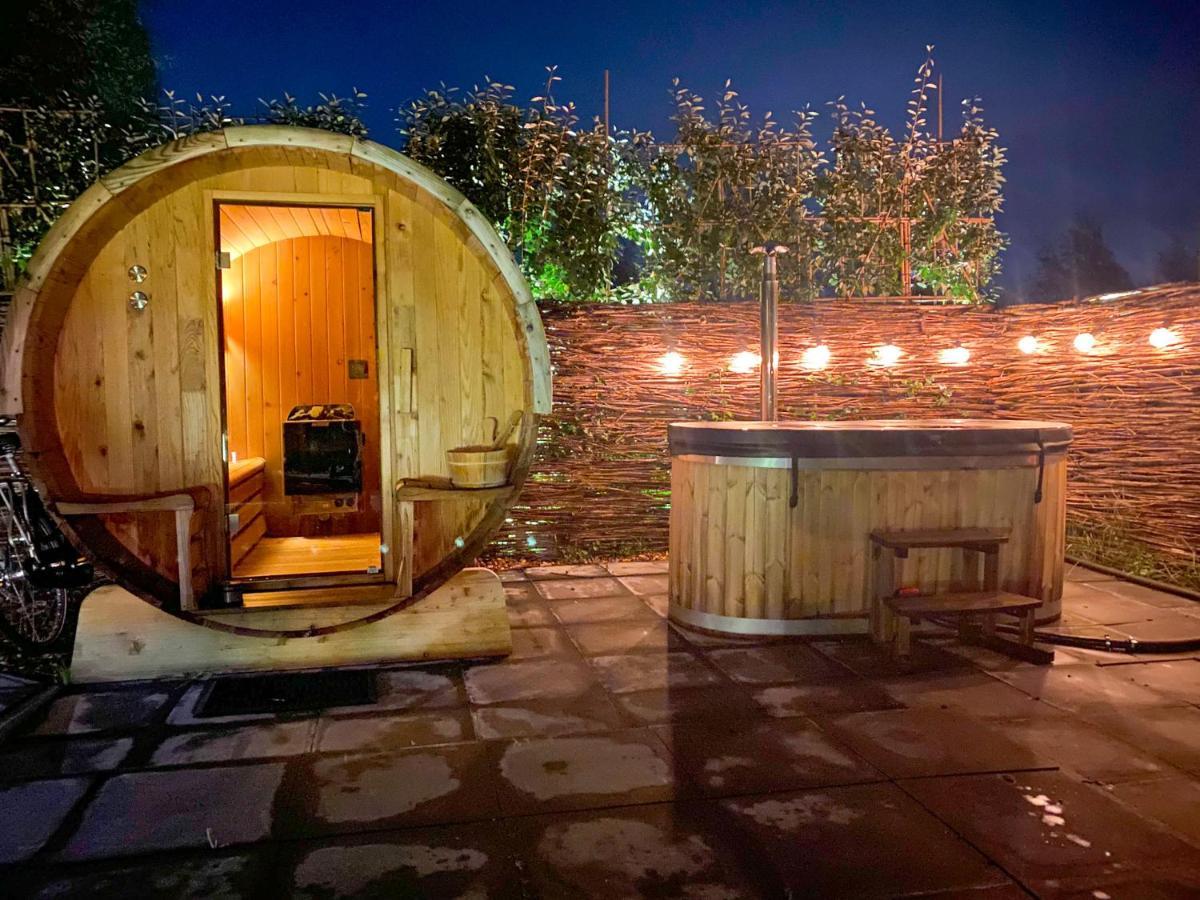 Bed & Wellness Klein Knorrestein: Romantic Tiny Houses with Private Wellness Almere Exterior photo