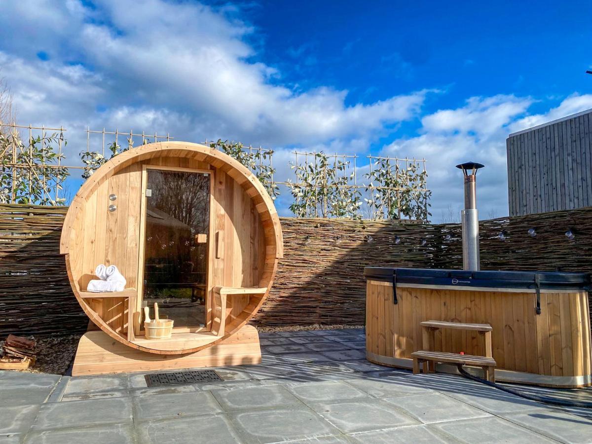 Bed & Wellness Klein Knorrestein: Romantic Tiny Houses with Private Wellness Almere Exterior photo