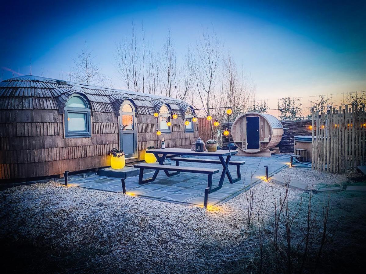 Bed & Wellness Klein Knorrestein: Romantic Tiny Houses with Private Wellness Almere Exterior photo