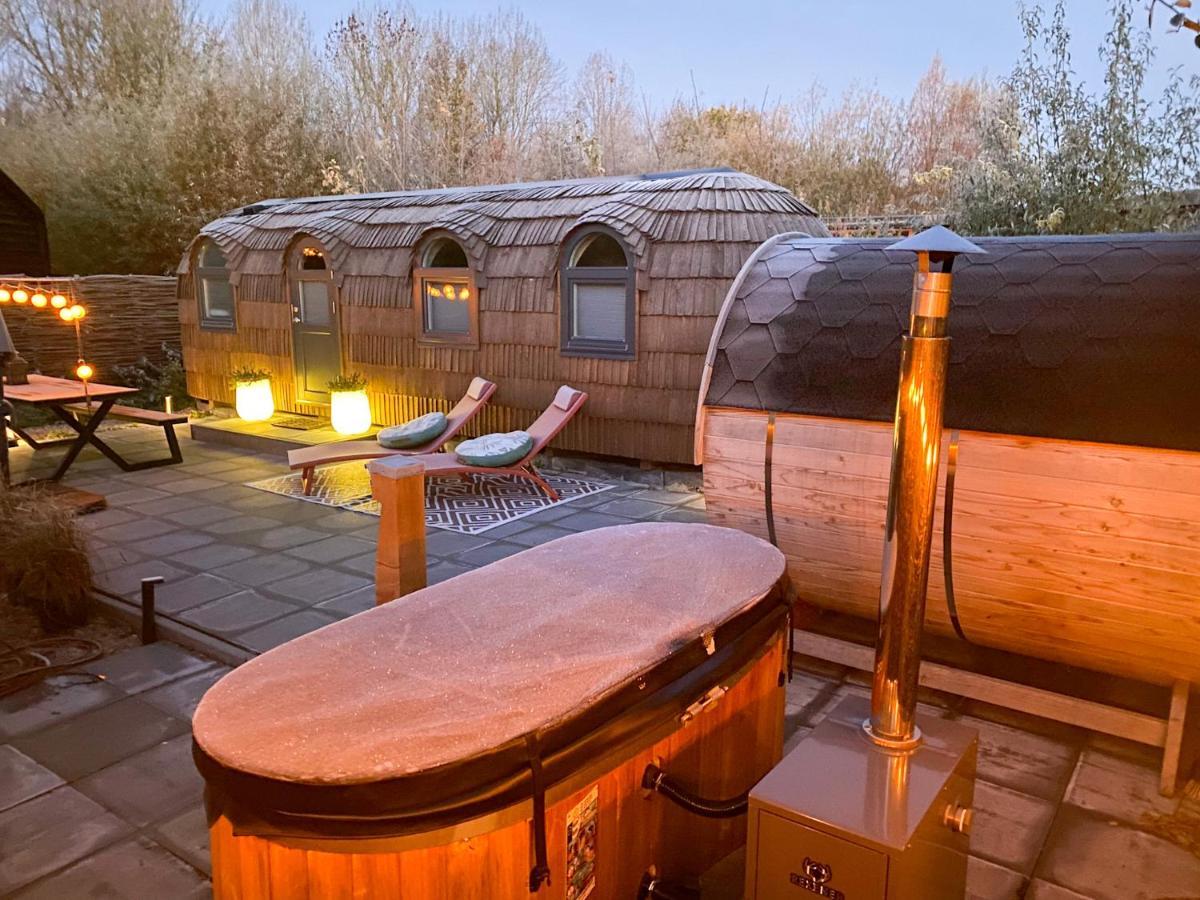 Bed & Wellness Klein Knorrestein: Romantic Tiny Houses with Private Wellness Almere Exterior photo