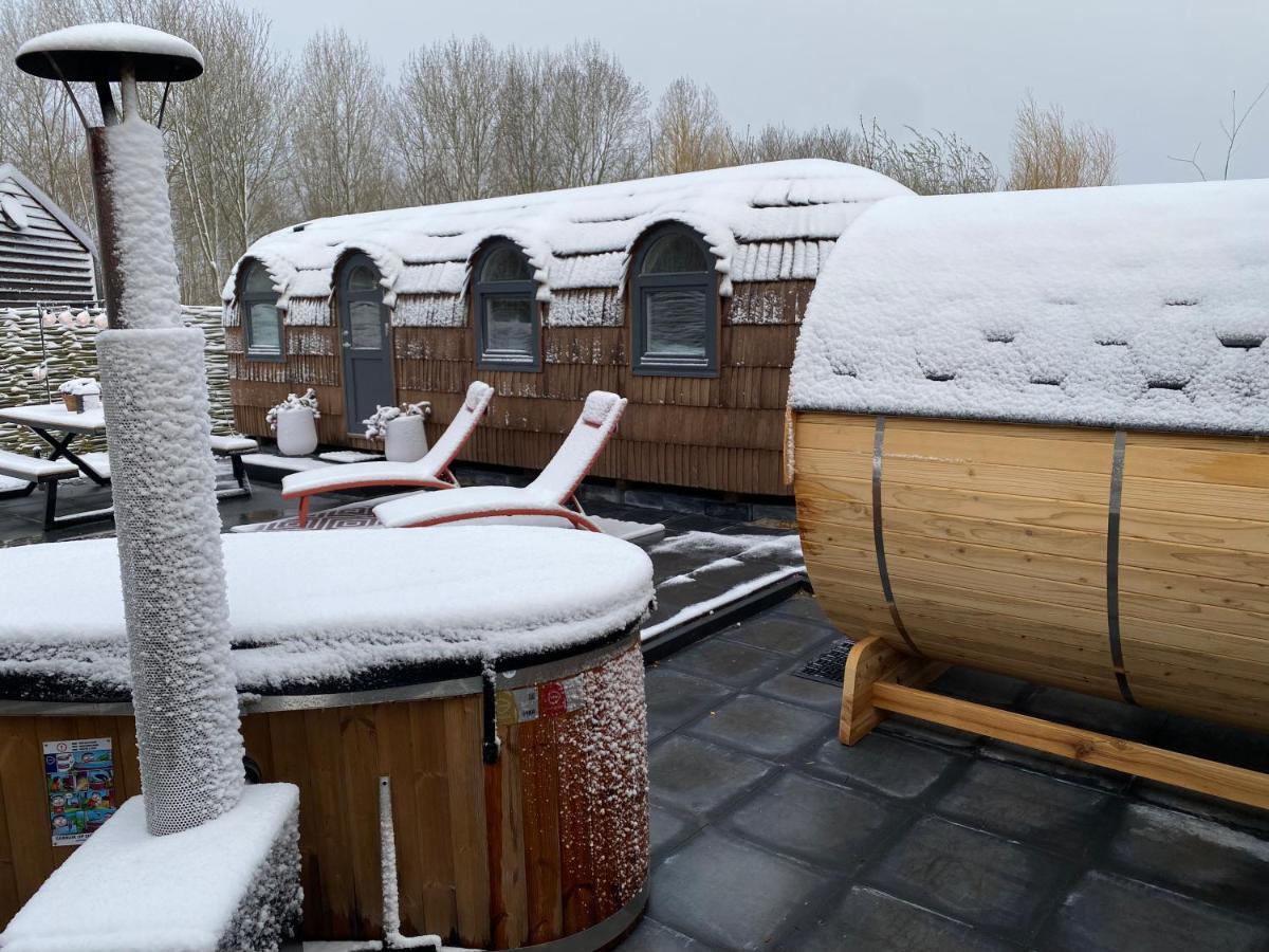 Bed & Wellness Klein Knorrestein: Romantic Tiny Houses with Private Wellness Almere Exterior photo