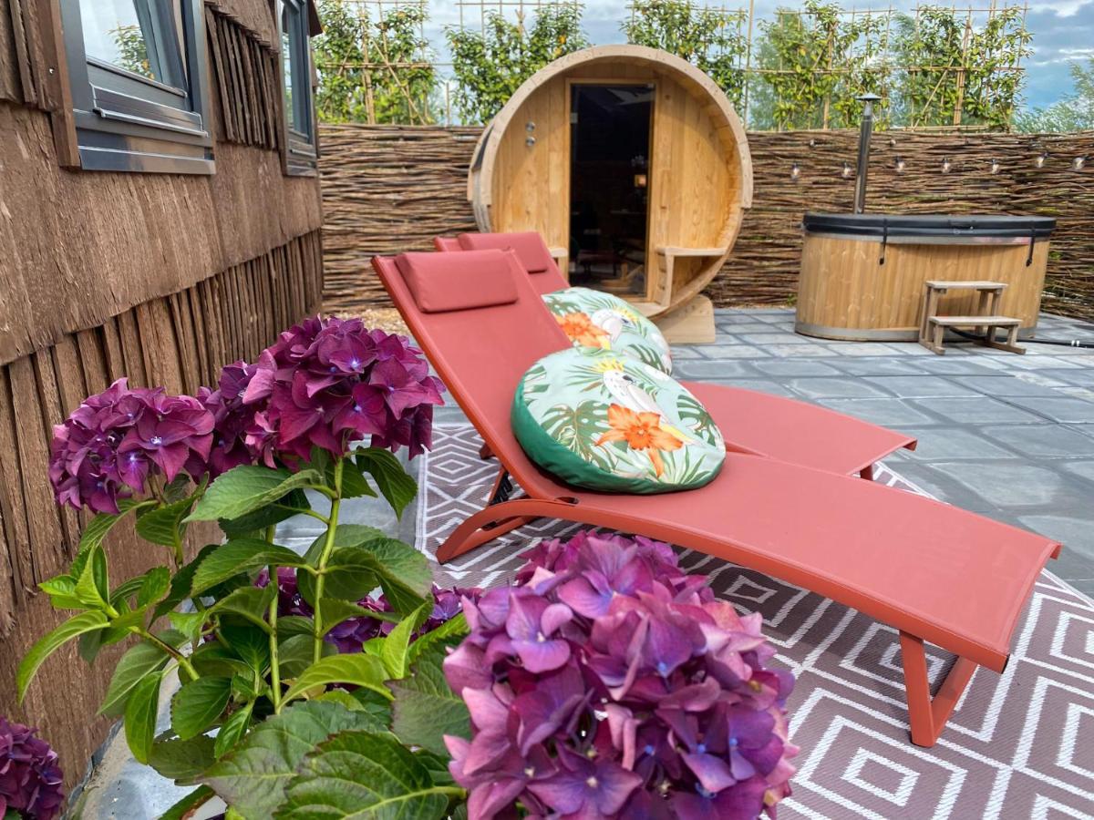 Bed & Wellness Klein Knorrestein: Romantic Tiny Houses with Private Wellness Almere Exterior photo