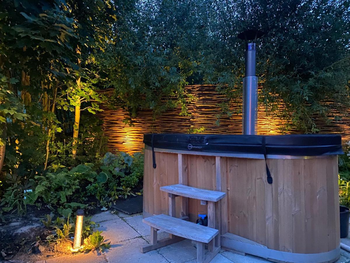Bed & Wellness Klein Knorrestein: Romantic Tiny Houses with Private Wellness Almere Exterior photo
